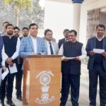 अररिया/ व्यवहार न्यायालय के प्रांगण में राष्ट्रीय मतदाता दिवस के अवसर पर शपथ ग्रहण समारोह का किया गया आयोजन