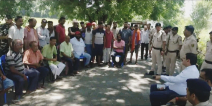 अररिया/ जिलाधिकारी एवं पुलिस अधीक्षक ने सीमावर्ती क्षेत्रों के सुरक्षा व्यवस्था का लिया जायजा : स्थानीय लोगों से किया संवाद