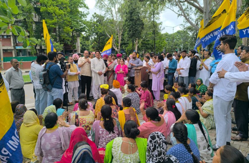 चंडीगढ़/ भाजपा के टेबल एजेंडा के घोटाले के विरोध में आम आदमी पार्टी चंडीगढ़ का गवर्नर हाउस पैदल मार्च