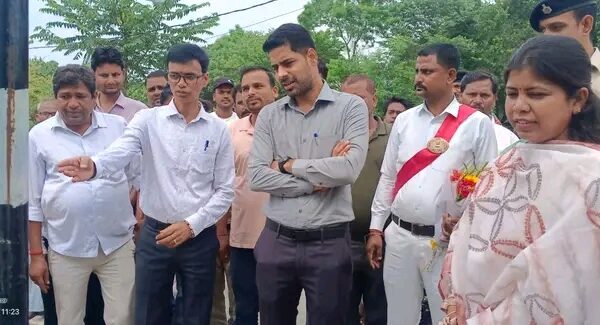 किशनगंज/ पोठिया प्रखंड कार्यालय का डीएम ने किया…