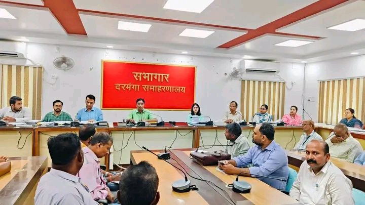 दरभंगा/ फार्मर रजिस्ट्री में तेजी लाएं, 15 अक्टूबर तक सभी पात्र किसानों की आईडी बनाएं: डीएम