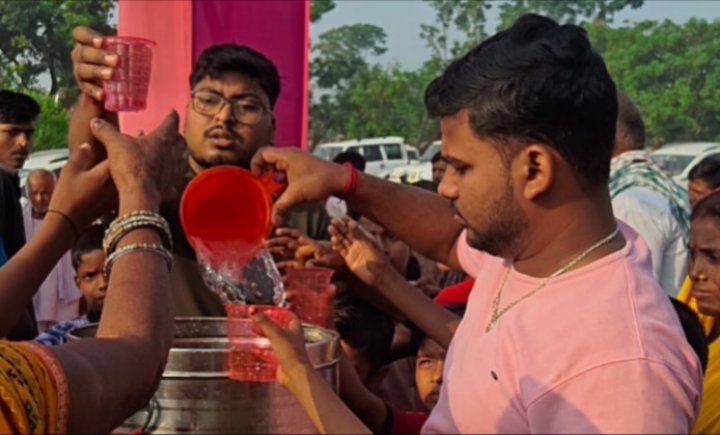 सहरसा/ स्वामी रामानन्द स्वामी जी के जन्मदिवस पर SCV वेलफेयर ट्रस्ट ने सिमराहा आश्रम में वितरित किया निःशुल्क शरबत