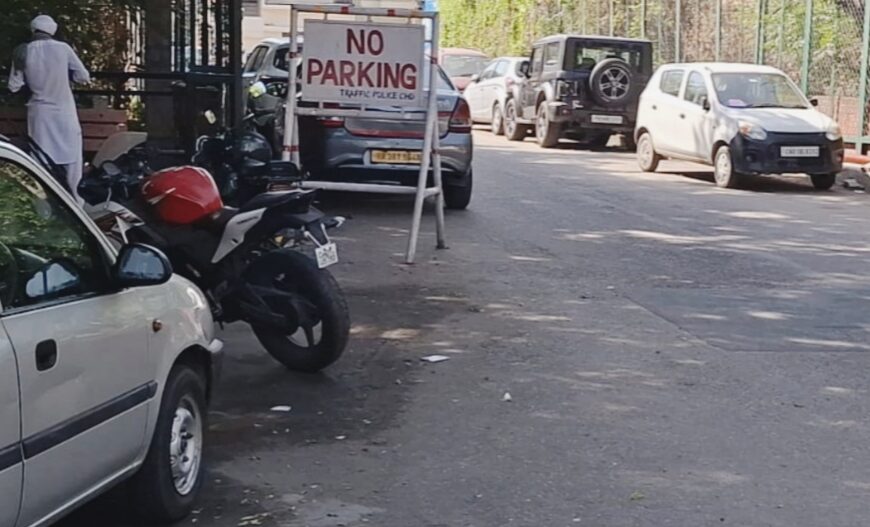 चंडीगढ़/ सेक्टर-23 डी में अवैध पार्किंग से राहगीर परेशान, नो पार्किंग बोर्ड के बावजूद नहीं रुक रहा वाहनों का जमावड़ा